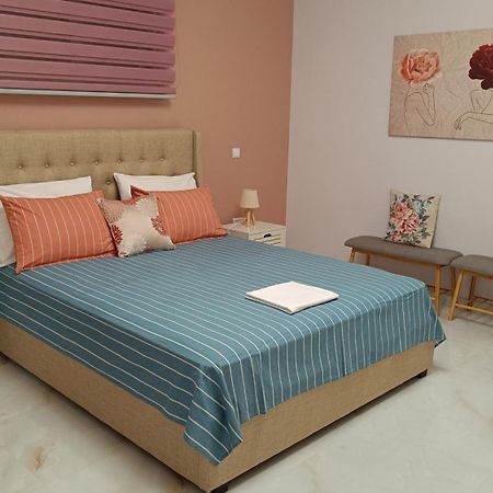 Ebony And Ivory Suites Дросія Екстер'єр фото