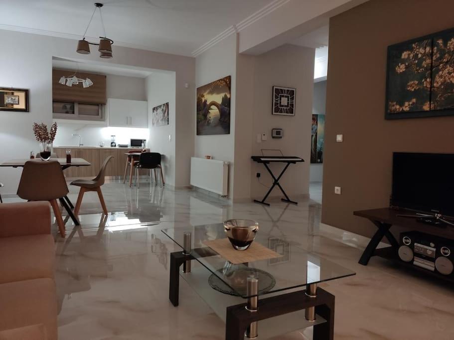 Ebony And Ivory Suites Дросія Екстер'єр фото