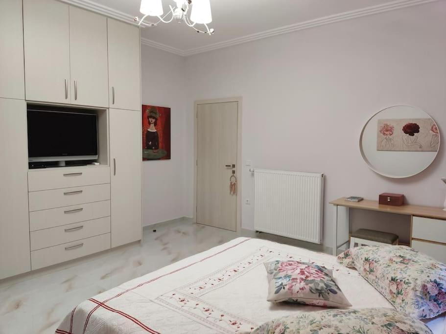 Ebony And Ivory Suites Дросія Екстер'єр фото