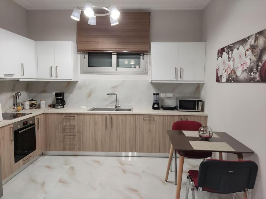 Ebony And Ivory Suites Дросія Екстер'єр фото
