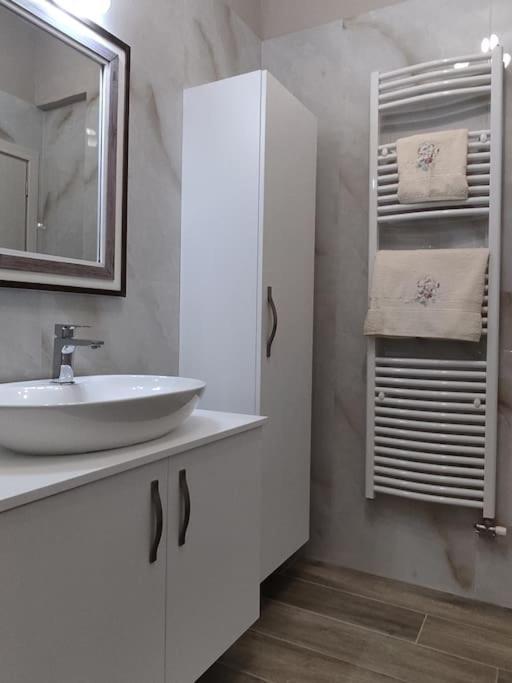 Ebony And Ivory Suites Дросія Екстер'єр фото